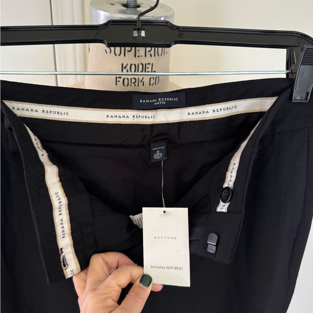 95% Wool 5% Lycra fully lined Banana Republic Classic Black Pants 28” inseam